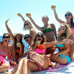 Kick off your stag do with sexy girls on party boat!